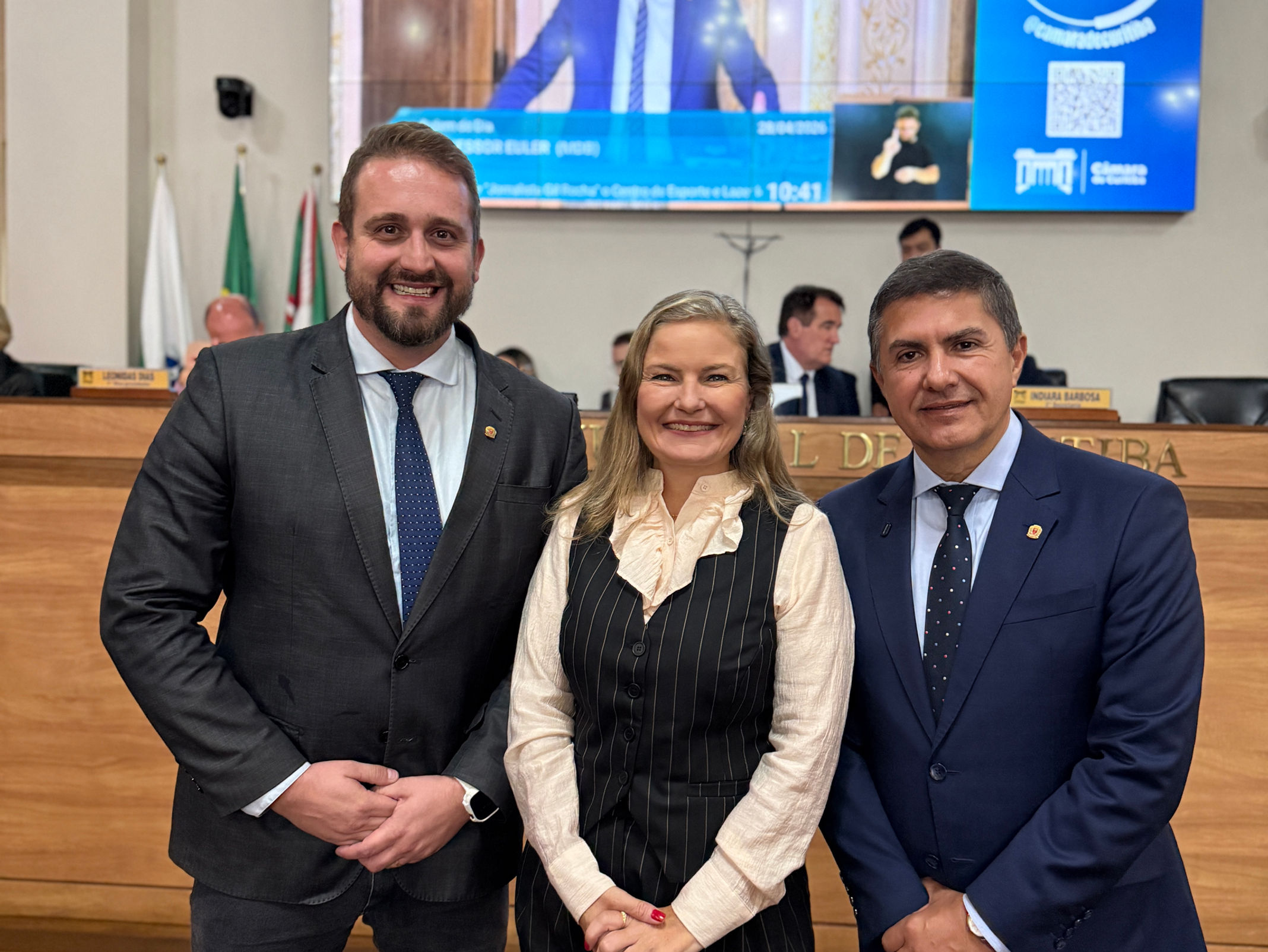 Jasson Goulart ao lado de colegas vereadores no plenario da Camara Municipal de Curitiba