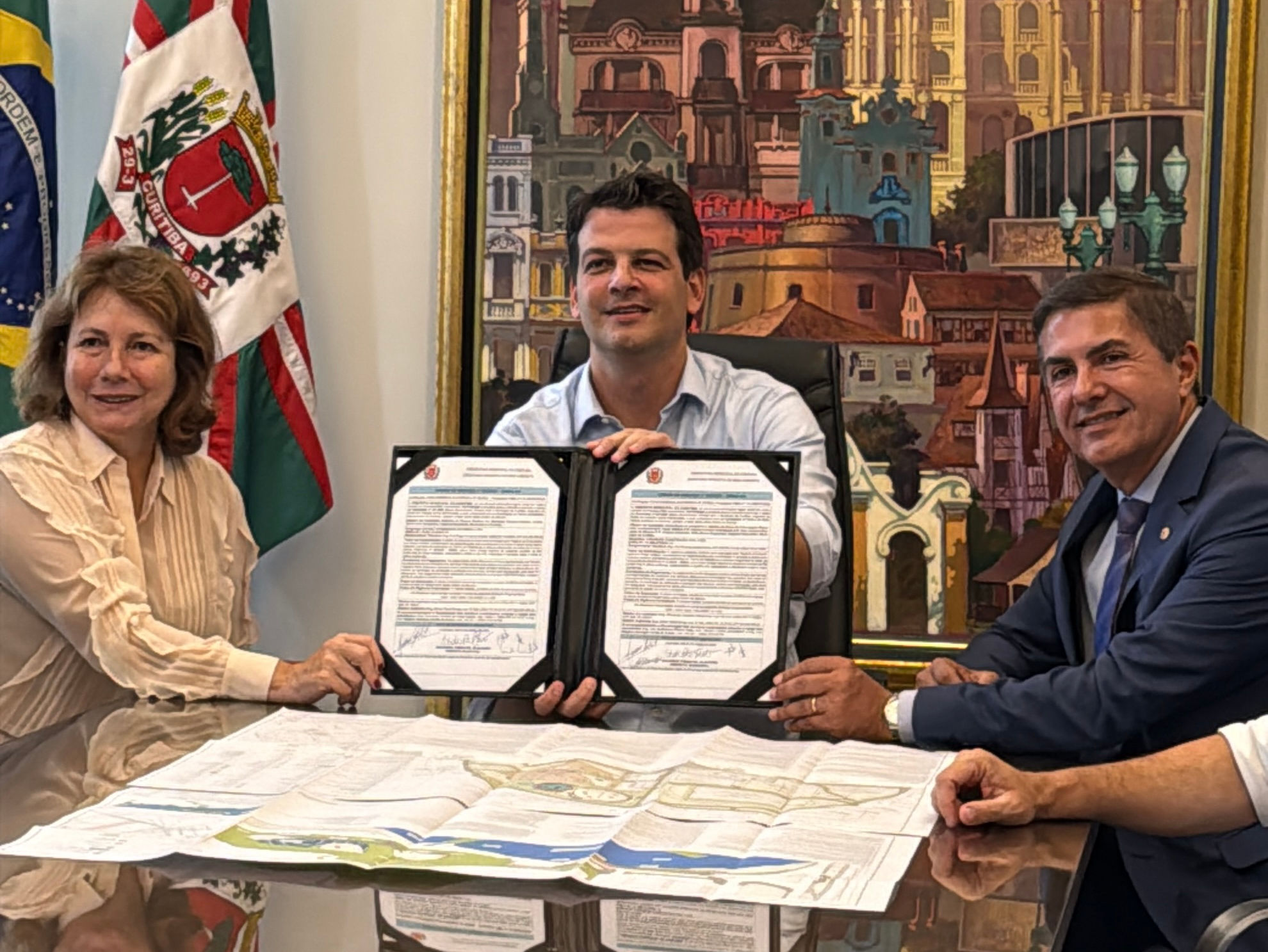 Jasson Goulart em assinatura de ordem de servico com o prefeito de Curitiba